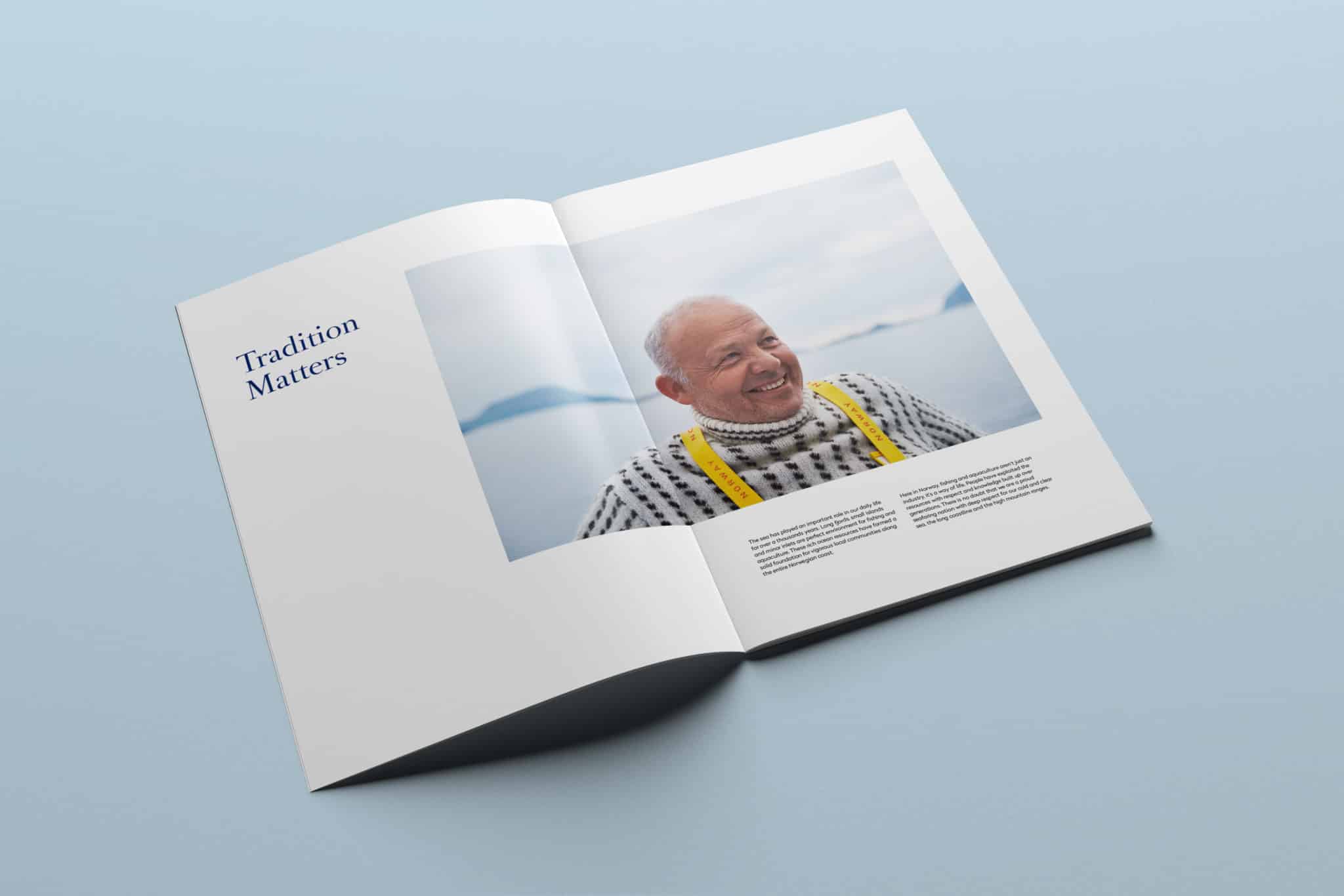 Foto av et brosjyreoppslag fra Seafood From Norway. På oppslaget står det "Tradition Matters" og det er foto av en smilene, middelaldrende mann ikledd islender genser med havet i bakgrunnen.