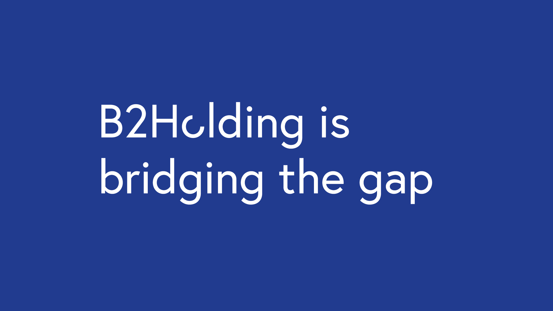 Blå bakgrunn, hvit tekst med en orange animasjon i den ene bokstaven, og ordlyden er "B2Holding is bridging the gap".