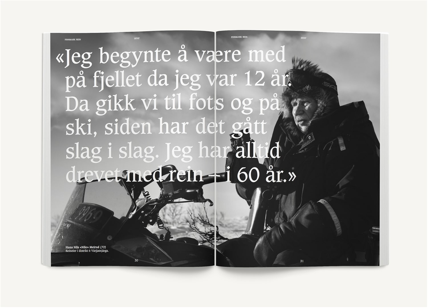 Foto av et oppslag i brosjyre for Finnmark Rein. På oppslaget er det et sort-hvitt foto av en reineier på snøskuter, og i layouten er det lagt et sitat i stor tekst oppå.