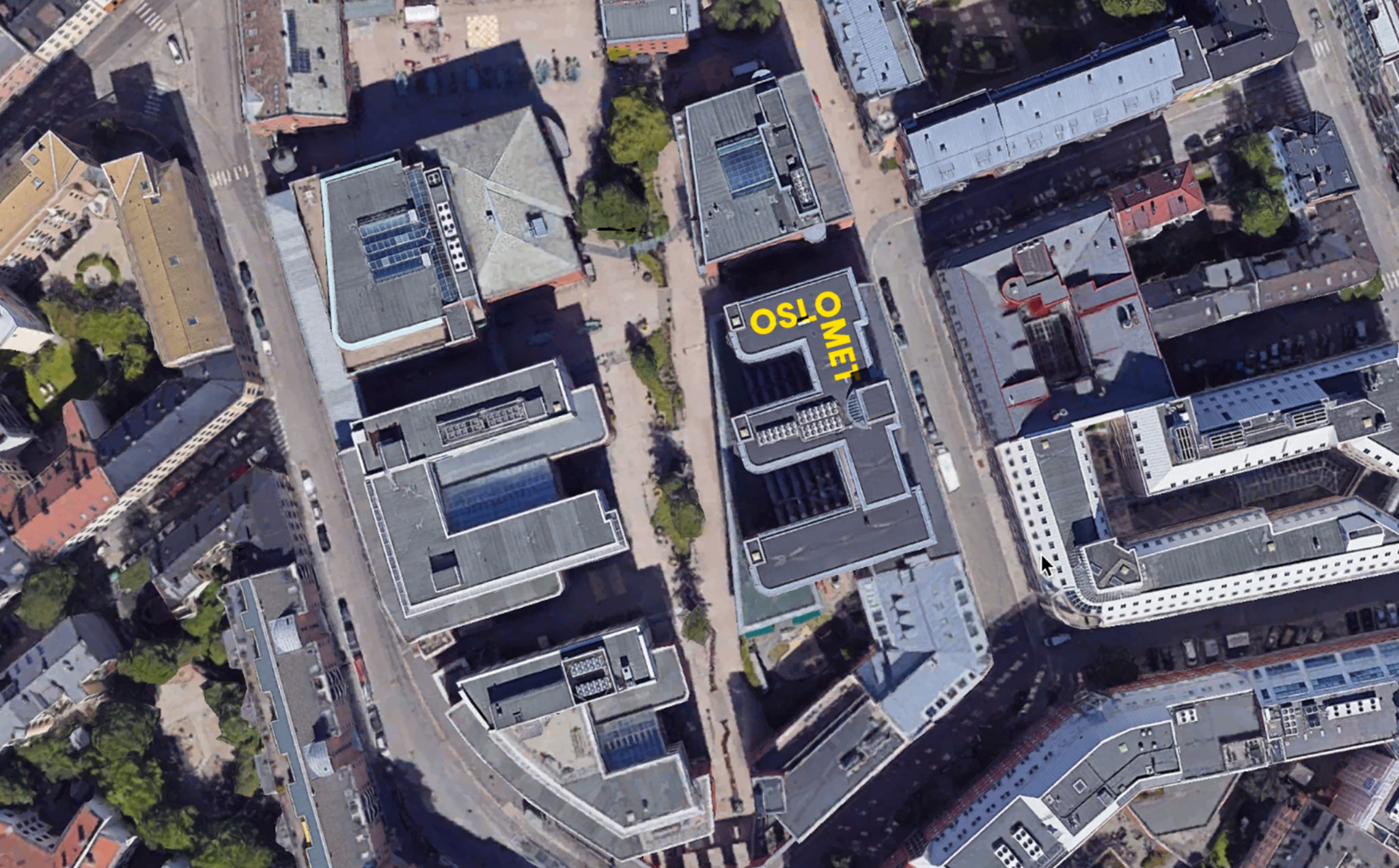 Dronefoto av Oslo by, med logoen til Oslo Met på hustaket til bygningen.
